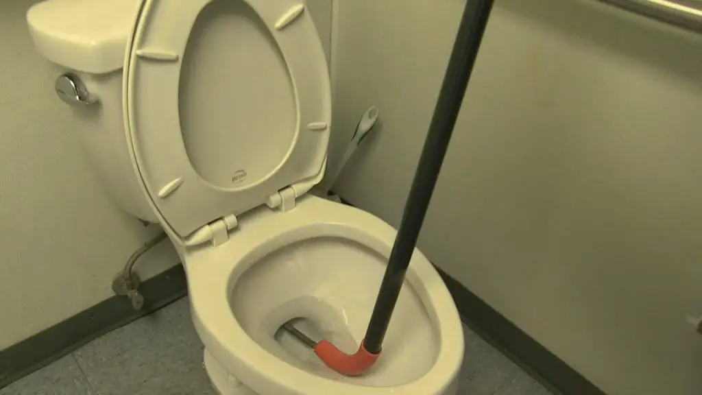 How to Use A Toilet Auger (and Release Multiple Clogs) Toilet Reviewer
